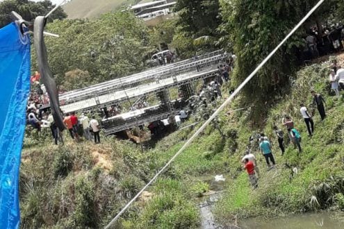 Foto divulgada pelo Corpo de Bombeiros mostra o local onde a ponte foi instalada para o culto