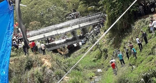 Foto divulgada pelo Corpo de Bombeiros mostra o local onde a ponte foi instalada para o culto