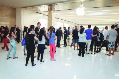 São Paulo. Consumidores esperavam loja no Morumbi Shopping abrir para conferir o iPhone 8