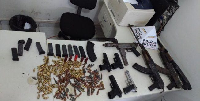 Durante a ação, foram apreendidos ainda dois fuzis, uma submetralhadora, uma espingarda, quatro pistolas, munição, grande quantidade de dinamites, além de coletes à prova de balas