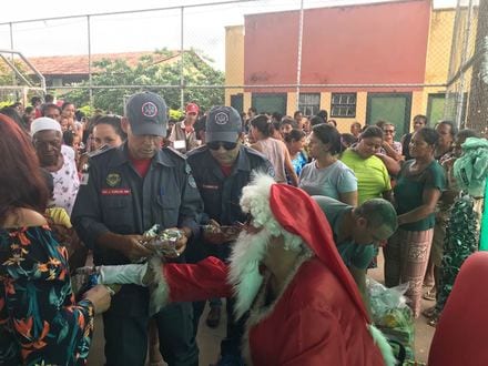 Norte de Minas - Bombeiros participam de Ação Solidária "Natal sem Fome" em Januária 