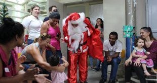 Montes Claros - Crianças internadas são surpreendidas com visita de Papai Noel na Santa Casa