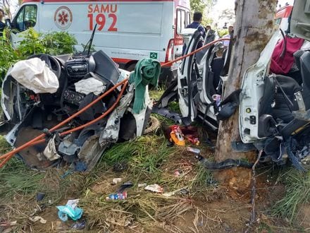 Carro bate em árvore e cinco pessoas da mesma família morrem em acidente próximo a Capitão Enéas. Fonte: CBMMG