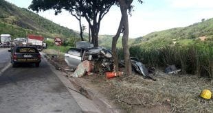 MG - Acidente entre carro e carreta mata três pessoas de uma mesma família