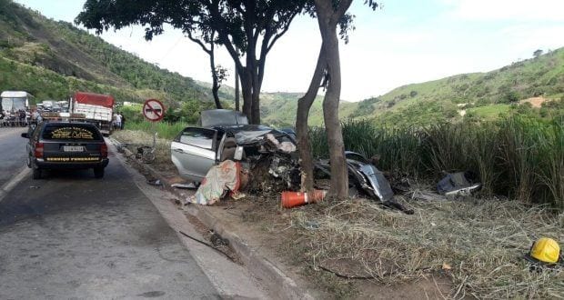 MG - Acidente entre carro e carreta mata três pessoas de uma mesma família