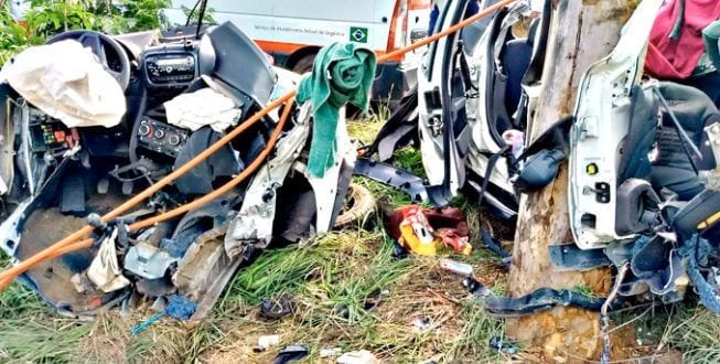 Pelo menos cinco pessoas da mesma família morreram em acidente na MG-122, no Norte de Minas, no feriadão de Natal
