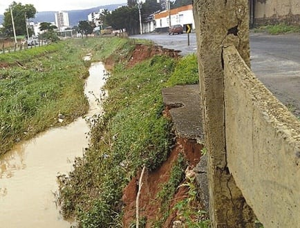 Defesa Civil orienta veículos pesados a não trafegarem por trecho da Vicente Guimarães onde há erosão