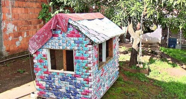 Feita de caixas de leite, casa de brinquedo foi alvo de cobrança