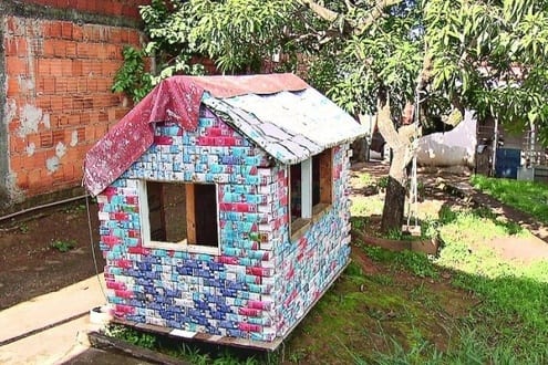 Feita de caixas de leite, casa de brinquedo foi alvo de cobrança