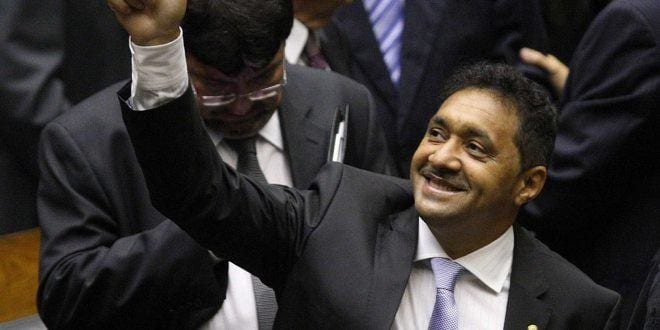 Tiririca renuncia ao cargo de deputado e diz: ‘Estou envergonhado’