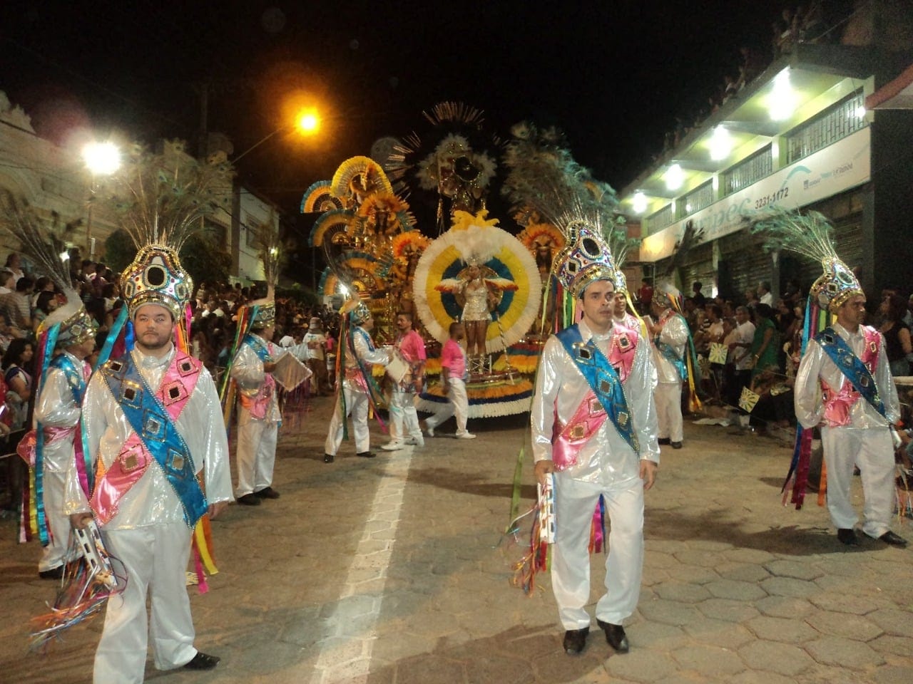Norte de Minas - Desfiles de escolas de samba retornam em carnaval de Brasília de Minas