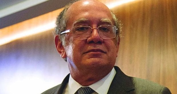 Passageiros hostilizam Gilmar Mendes dentro de avião