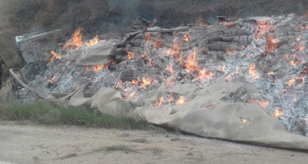 Um dos veículos de carga se incendiou após o acidente