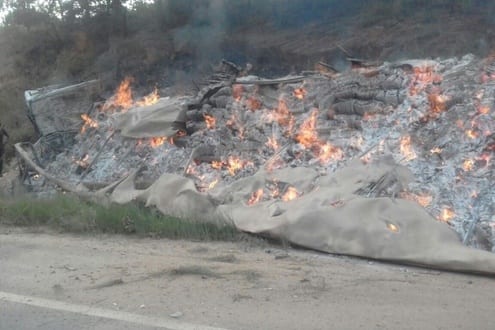 Um dos veículos de carga se incendiou após o acidente