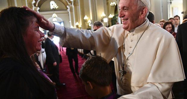 Em encerramento da visita que fez ao Chile e ao Peru, pontífice pediu que religiosos trabalhem pela unidade