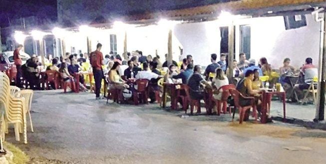 Estabelecimentos contrariam Código de Posturas e forçam pedestres a caminharem pelas ruas