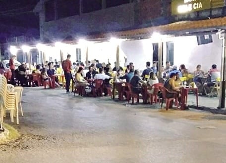 Estabelecimentos contrariam Código de Posturas e forçam pedestres a caminharem pelas ruas