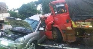 MG - Acidente entre 6 veículos deixa dois mortos em Oliveira