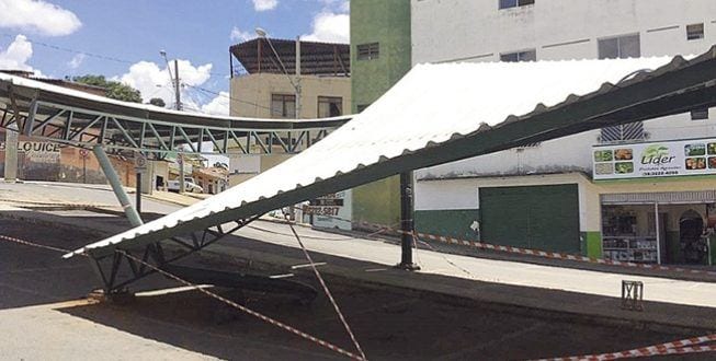 Montes Claros - Acidente derruba parte de cobertura no Mercado Municipal