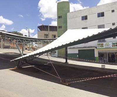 Montes Claros - Acidente derruba parte de cobertura no Mercado Municipal