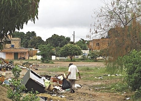 Montes Claros - Bota-fora ilegal revolta moradores do Alice Maia