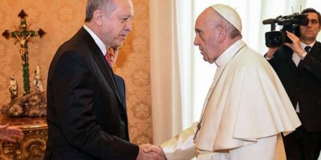 Sob forte esquema de segurança, Papa Francisco recebe Erdogan
