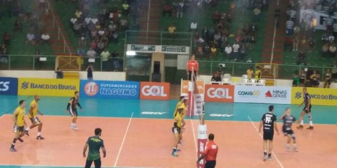 Em jogo muito disputado, o Montes Claros venceu o Corinthians por 3 sets a 2