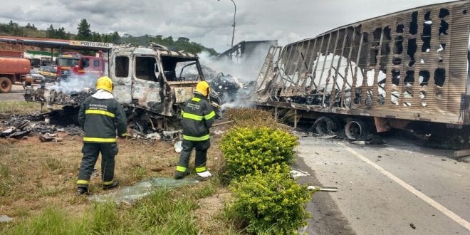 Norte de Minas - Carretas batem e uma pega fogo em Padre Carvalho