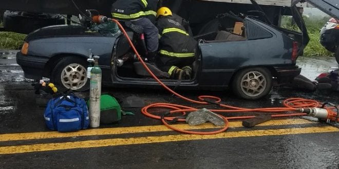 Montes Claros - Acidente entre carreta e carro deixa ao menos uma pessoa ferida em Montes Claros