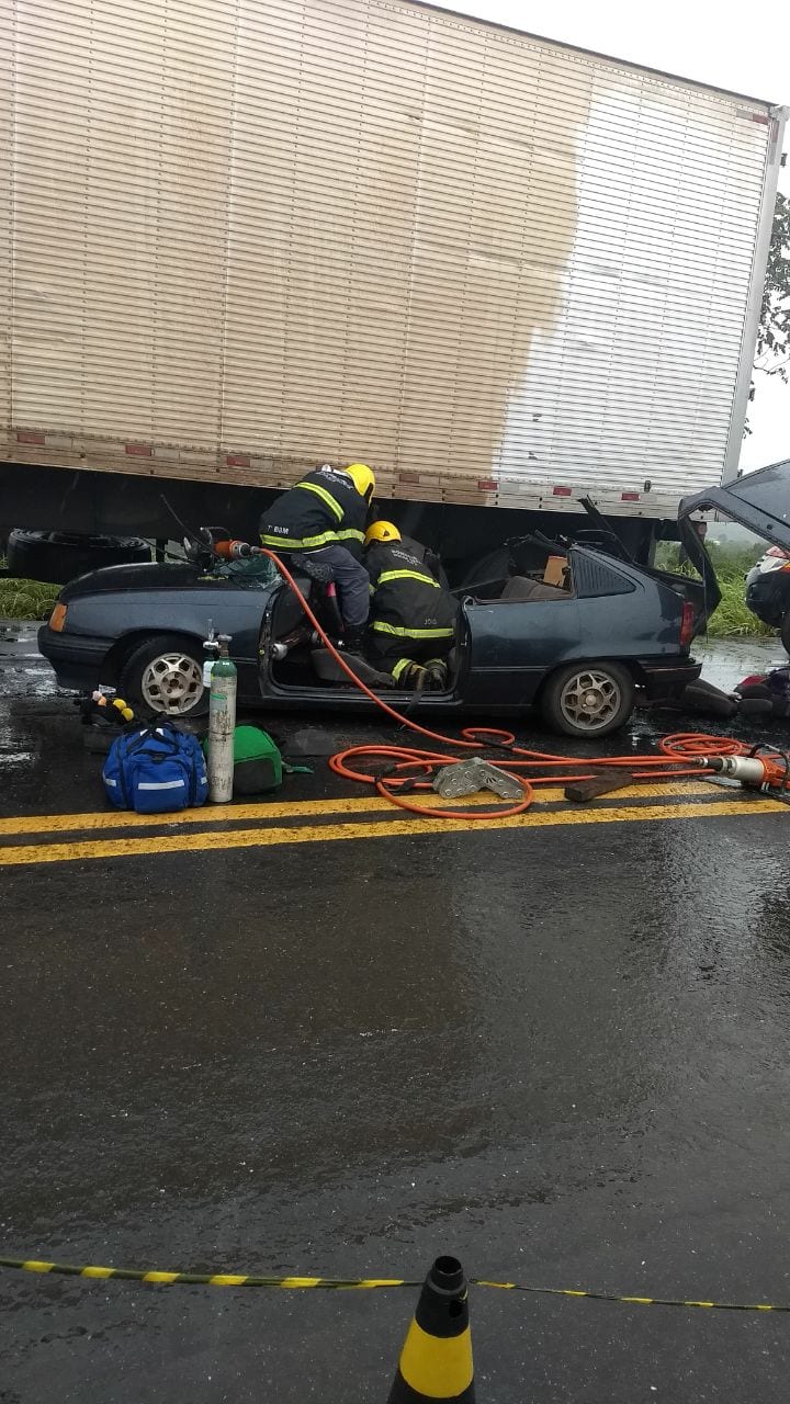 Montes Claros - Acidente entre carreta e carro deixa ao menos uma pessoa ferida em Montes Claros
