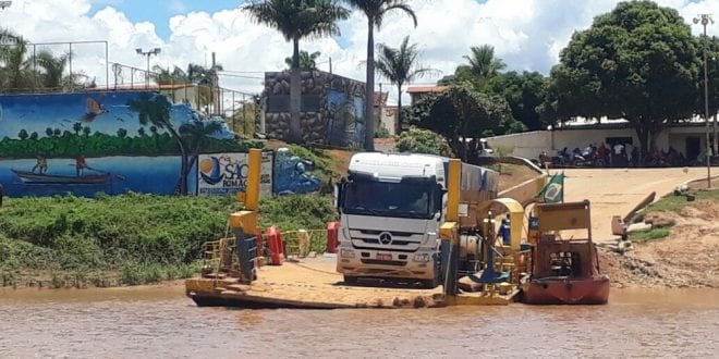 Balsa em São Romão apresentou problemas estruturais (Foto: Marinha/Divulgação)