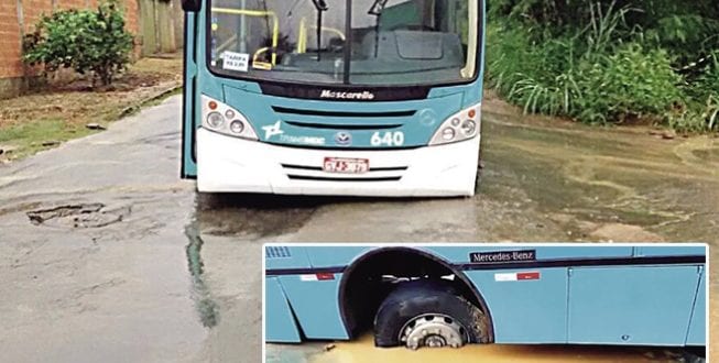 No caminho - Cratera sugou roda de ônibus, que teve que voltar à garagem