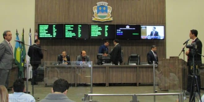 Montes Claros - Vereadores derrubam desconto por ausências