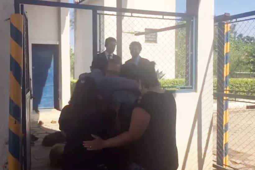 Momento do reencontro entre pai e filhos