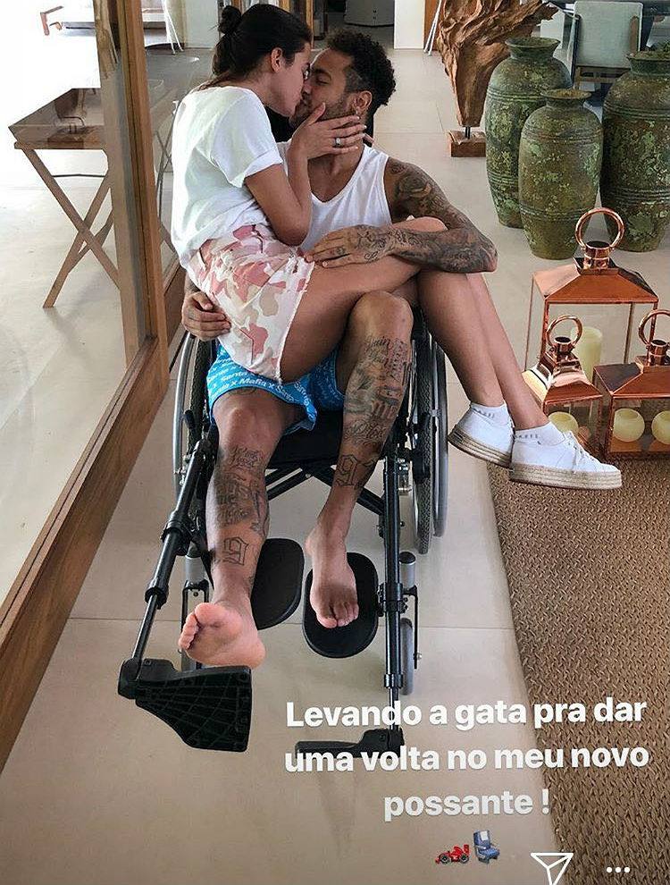 'Levando a gata para dar uma volta no meu novo possante'