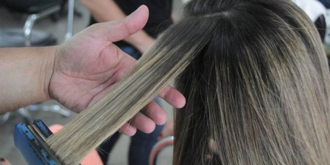 Consumidor deve ter atenção para evitar produtos usados para alisar o cabelo vetados pela Anvisa