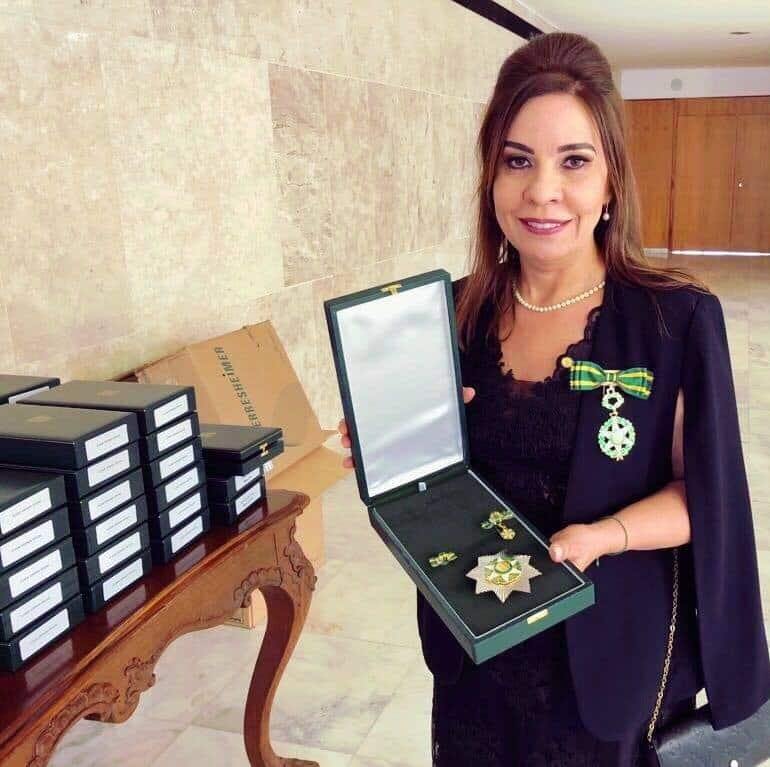 A deputada federal Raquel Muniz recebeu nesta terça-feira (27/08/2018), no Palácio do Planalto, a Ordem do Mérito Médico, concedida pelo governo federal