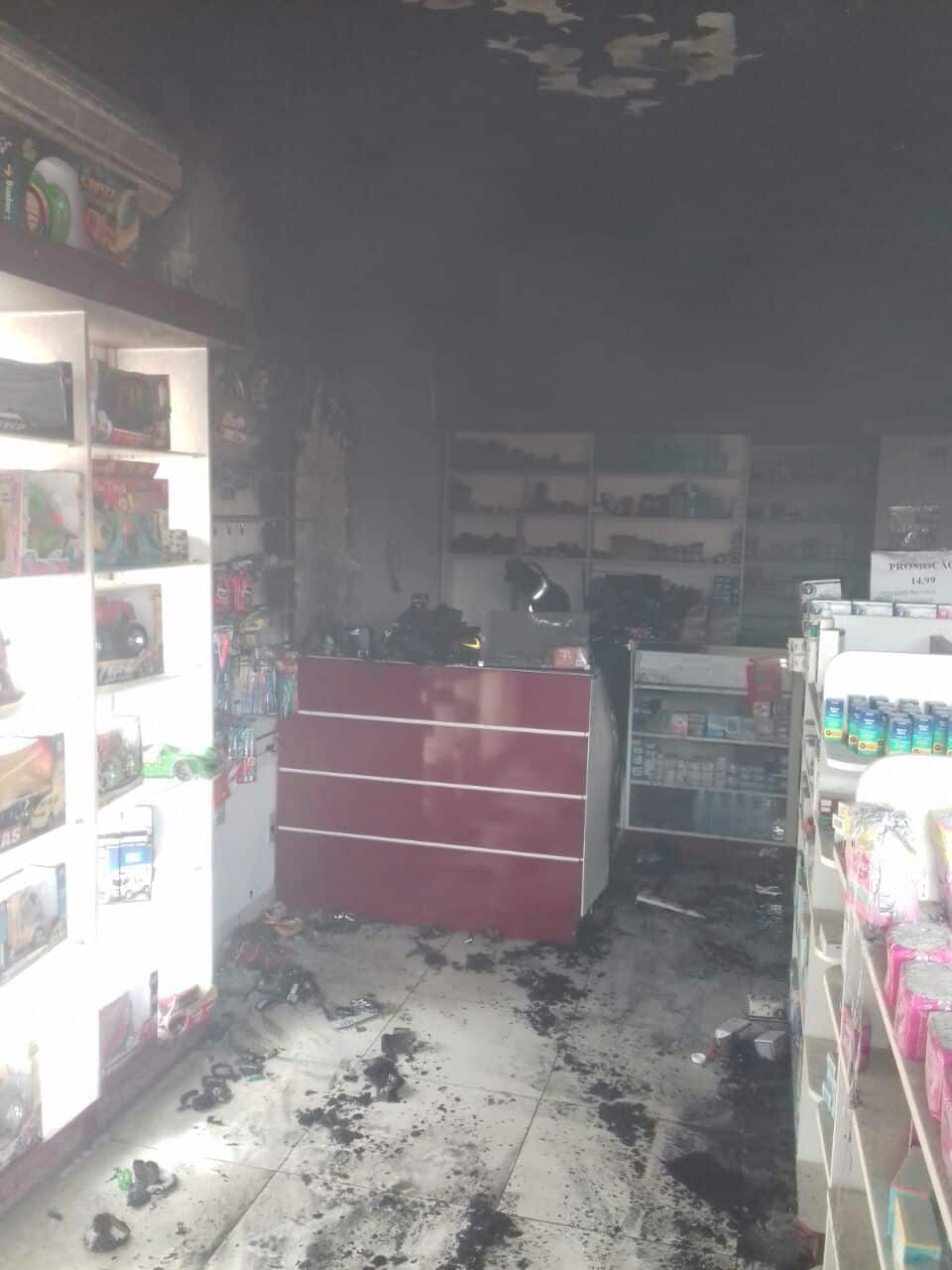 Farmácia fica parcialmente destruída após incêndio em Montes Claros - Foto: CBMMG