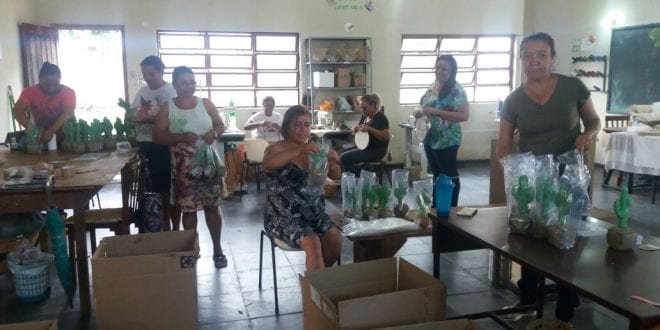 Artesãs Grupo Grão Detalhe trabalhando