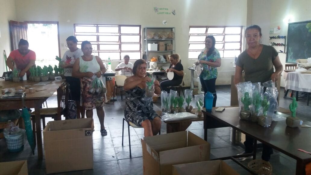 Artesãs Grupo Grão Detalhe trabalhando