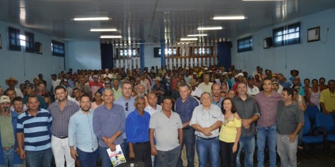 Entrega de crédito em Montalvânia. Durante os dois mandatos, a ação parlamentar do deputado Zé Silva garantiu o investimento de cerca de R$ 246 milhões, beneficiando diretamente os agricultores familiares do Norte de Minas.