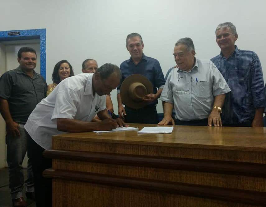 Entrega de crédito em Montalvânia. Durante os dois mandatos, a ação parlamentar do deputado Zé Silva garantiu o investimento de cerca de R$ 246 milhões, beneficiando diretamente os agricultores familiares do Norte de Minas.