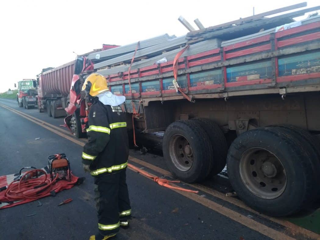 Acidente entre dois caminhões deixa um morto no Norte de Minas - Foto: Corpo de Bombeiros