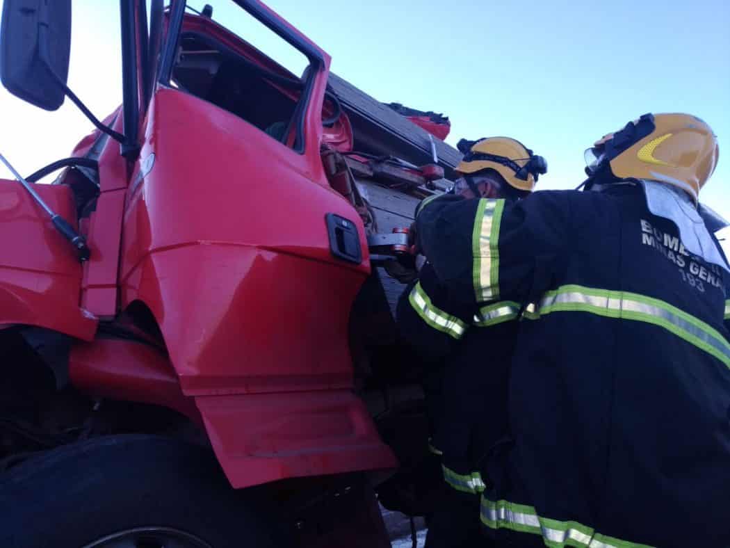 Acidente entre dois caminhões deixa um morto no Norte de Minas