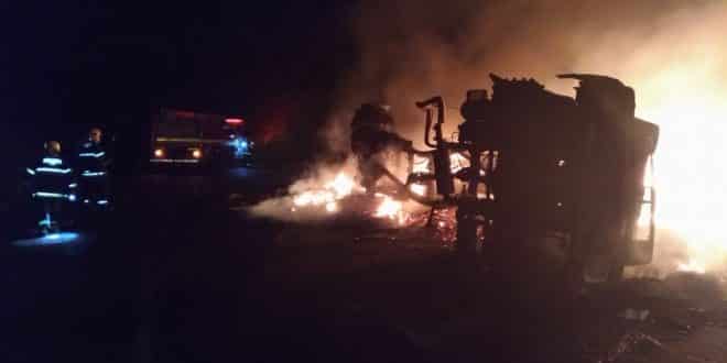 Veículos ficaram totalmente destruídos (Foto: Corpo de Bombeiros/Divulgação)