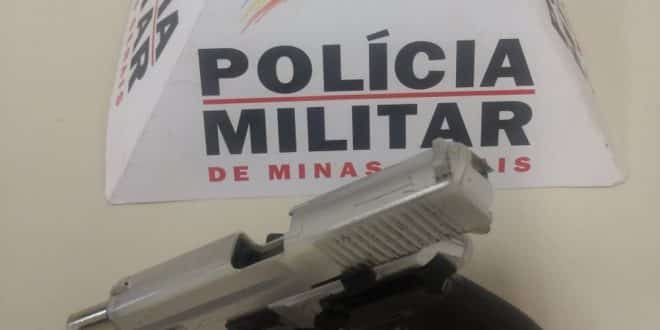 Bandido estava armado com uma réplica, que foi apreendida pela PM (Foto: Polícia Militar/ Divulgação)