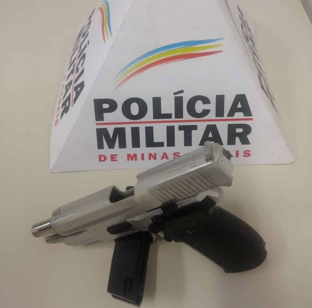 Bandido estava armado com uma réplica, que foi apreendida pela PM (Foto: Polícia Militar/ Divulgação)