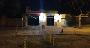 Dependências do banco ficaram destruídas após a ação criminosa