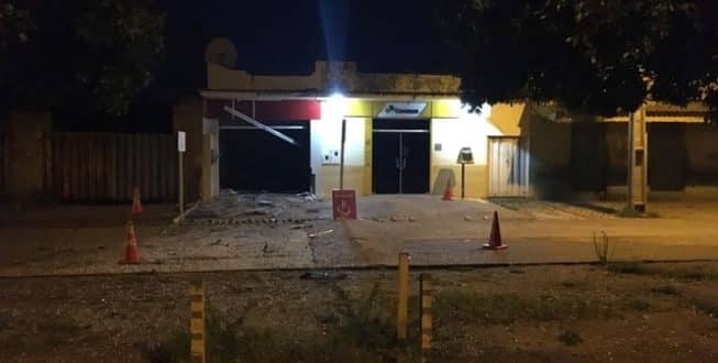 Dependências do banco ficaram destruídas após a ação criminosa