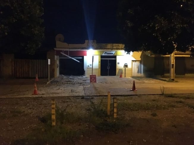 Dependências do banco ficaram destruídas após a ação criminosa
